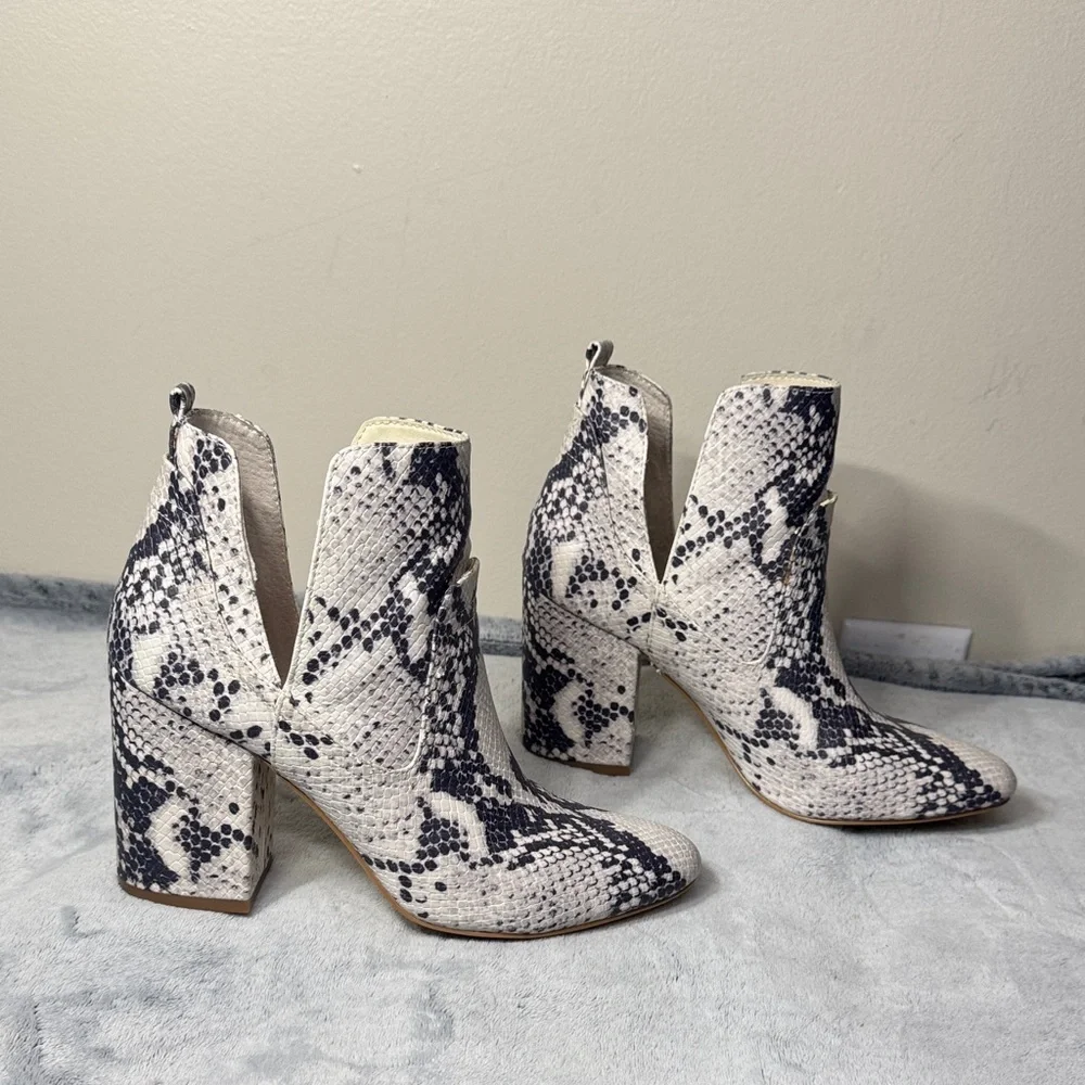 Steve Madden Narrate Black & White Snakeskin Bootie - Size 7
